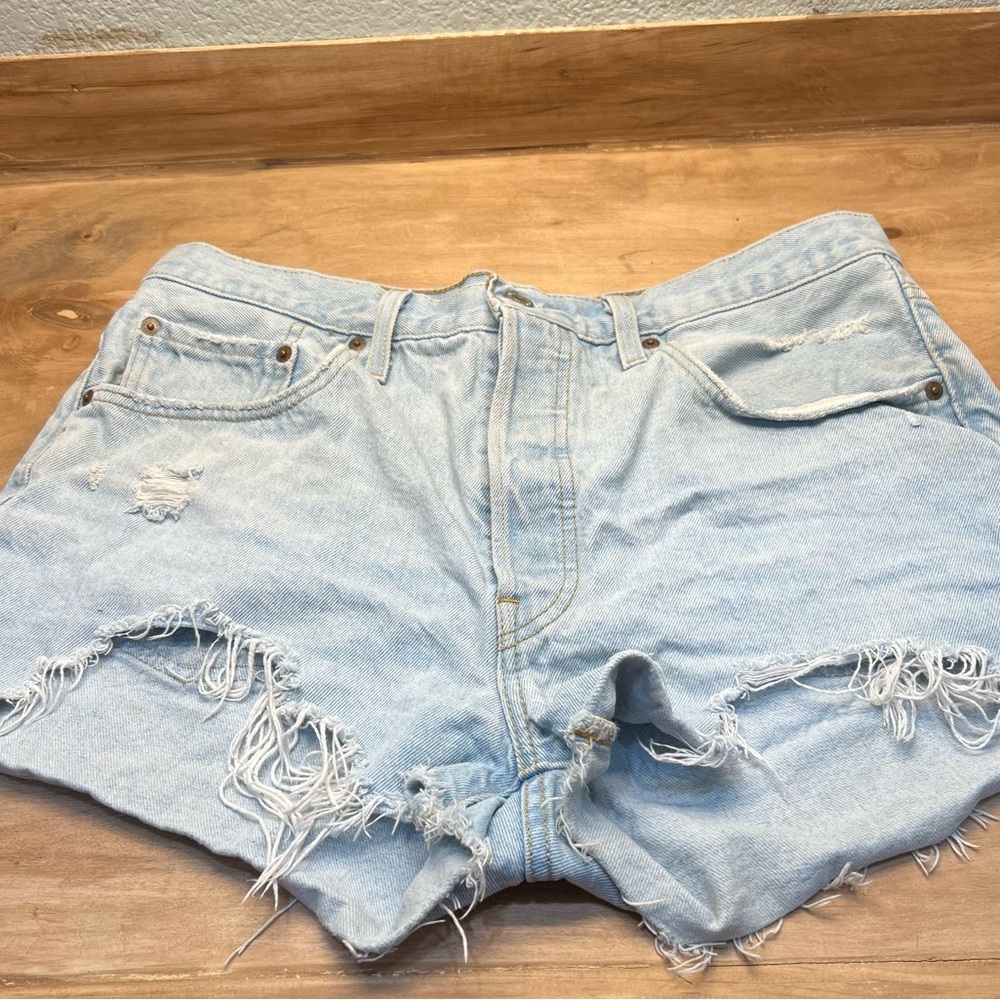 Levi’s 501 Women’s light wash shorts